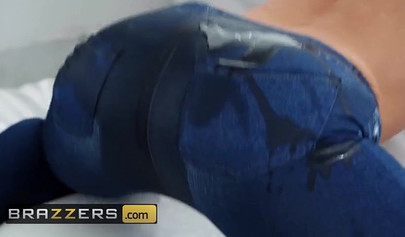 Пышногрудая брюнетка Бритни Эмбер наслаждается анальными играми с маслом и страстным оральным сексом.