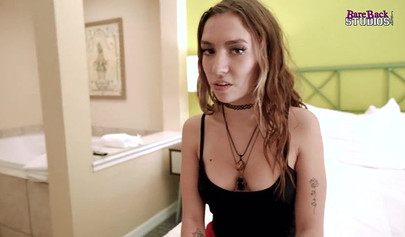 ティーン・ベイリー・ベースが継父にアナル告白