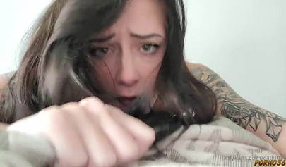 La morena Catkitty21 recibe una penetración anal después de usar un tapón anal.