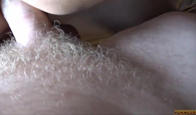 Kristall Rush ensina jovem a lidar com sexo anal.
