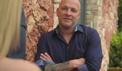 Candee Licious, Charlie ve Thomas'tan çifte penetrasyon yaşıyor.