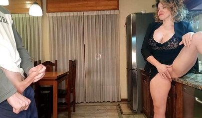 Zarahmilf reçoit une profonde pénétration anale de son mari dans la cuisine