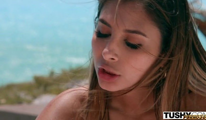 Azure Coast Anal: la fellatio profonda a bordo piscina di Gianna Dior