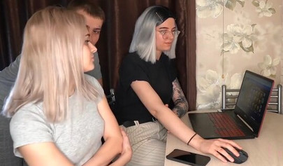La amiga de Belleniko observa cómo su hermanastra recibe una sorpresa anal.