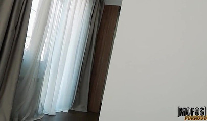 Esposa linda faz sexo anal em troca de uma bolsa.
