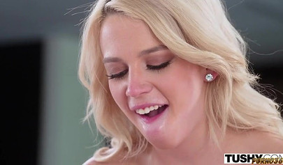 Die blonde Madison Summers hat Analverkehr mit ihrem Chef