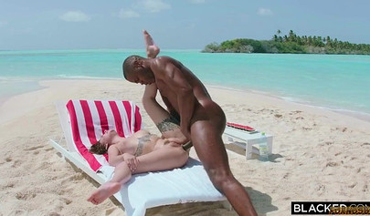 Maldives Interracial : Le mari de Liya Silver la partage sur la plage