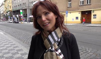 Recogida en Praga: Encuentro anal maduro de Syren De Mer