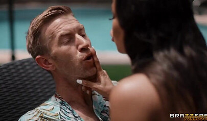 O grande dia de Luna Star: sol, diversão e sexo anal com Danny D.