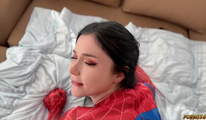 Sweetie Fox: Spider-Girl nimmt alles für Informationen