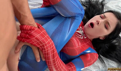 Sweetie Fox: Spider-Girl nimmt alles für Informationen