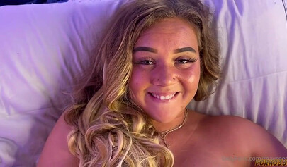 Una sorpresa anale per il suo uomo da una ragazza formosa.