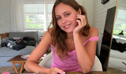 Stella Barrey befriedigt den Schwanz ihres Stiefvaters, um beruflich voranzukommen.