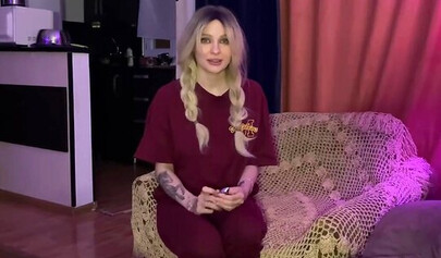 La demi-sœur Poshspice reçoit sa première leçon de plug anal