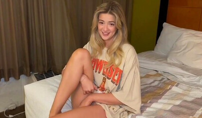 Eine süße Spendenwerberin lässt sich mit Schmeicheleien zum Sex überreden.