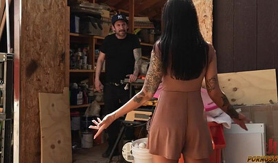La casa disordinata di April Olsen porta a un divertimento anale estremo