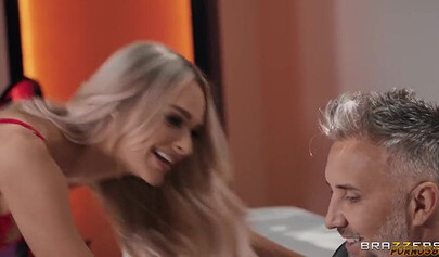 Emma Hix seduce a Keiran Lee para sexo anal casero.