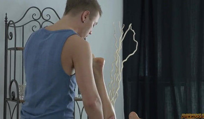 Kitana Lure reçoit un massage et un plaisir anal à la fin heureuse