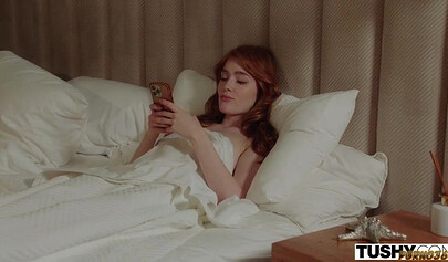 La pelirroja Jia Lissa es penetrada por dos hombres durante sus vacaciones.