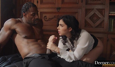 Nouveau boulot de Valentina Nappi : cowgirl interraciale anal