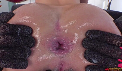 Il grosso sedere di Chanel Camryn viene unto d'olio per Mike Adriano