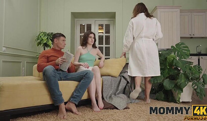 Moon Flower ensina seu enteado a agradar uma MILF.