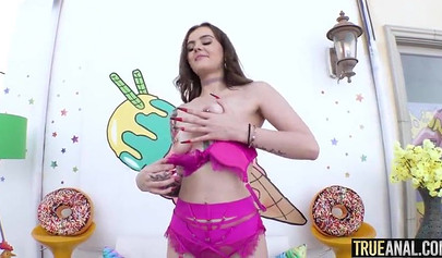 Newbie Bree Star gives up on her innocent butthole