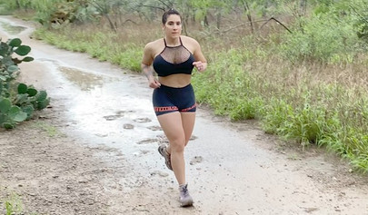 Sexo anal duro bajo la lluvia después de una caminata de 5 millas