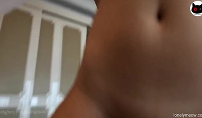 Intenso incontro anale interrazziale in una cabina di cosplay