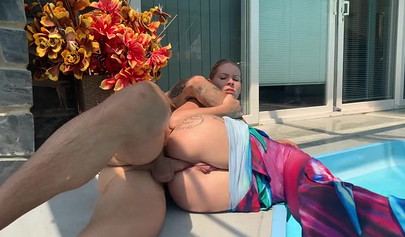 Poolside flirting leads to joyful anal thrusting