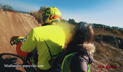 La pequeña amateur Mia Bandini disfruta de un paseo salvaje en motocicleta y más