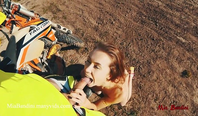 La pequeña amateur Mia Bandini disfruta de un paseo salvaje en motocicleta y más