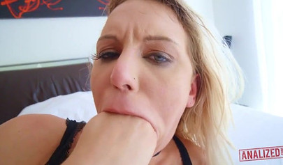MILF rubia recibe duro sexo anal y facial mientras usa medias de rejilla